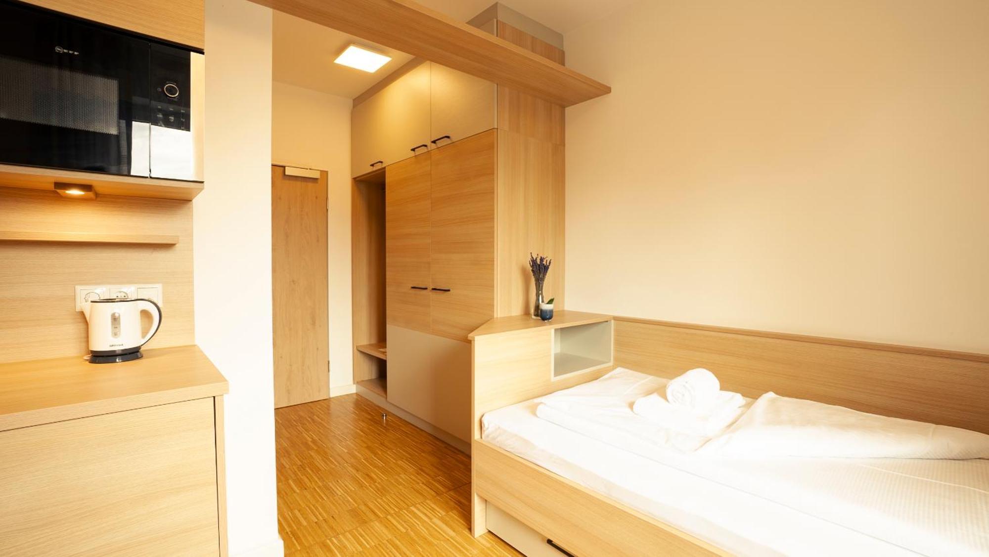Henrys Sleeping Am Augsburger Eiskanal ภายนอก รูปภาพ