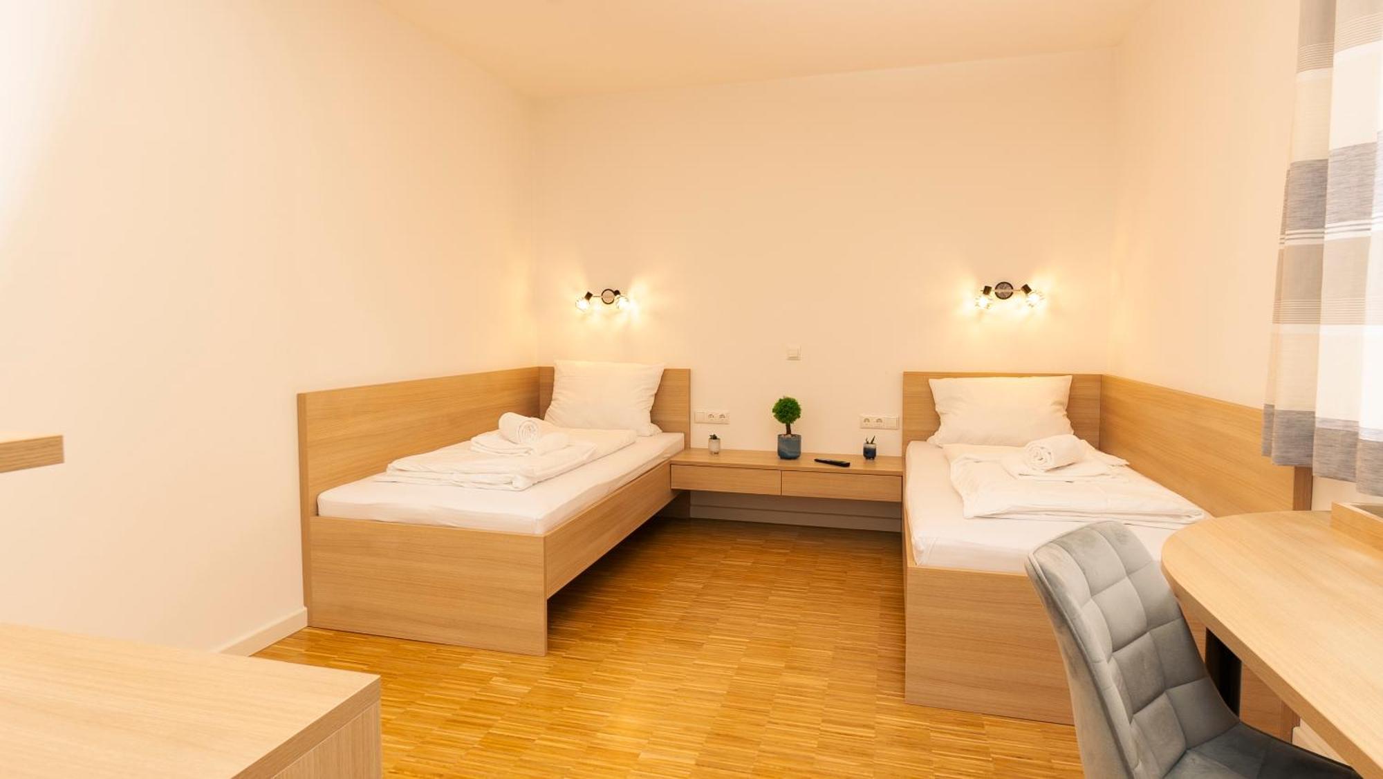 Henrys Sleeping Am Augsburger Eiskanal ภายนอก รูปภาพ