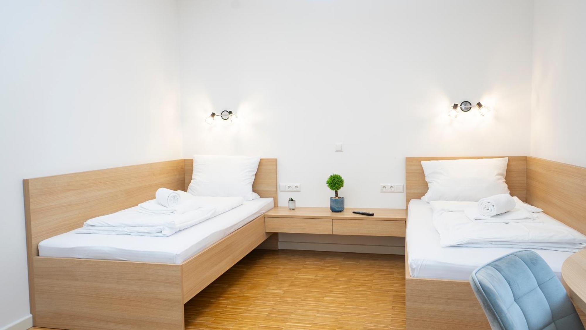 Henrys Sleeping Am Augsburger Eiskanal ภายนอก รูปภาพ